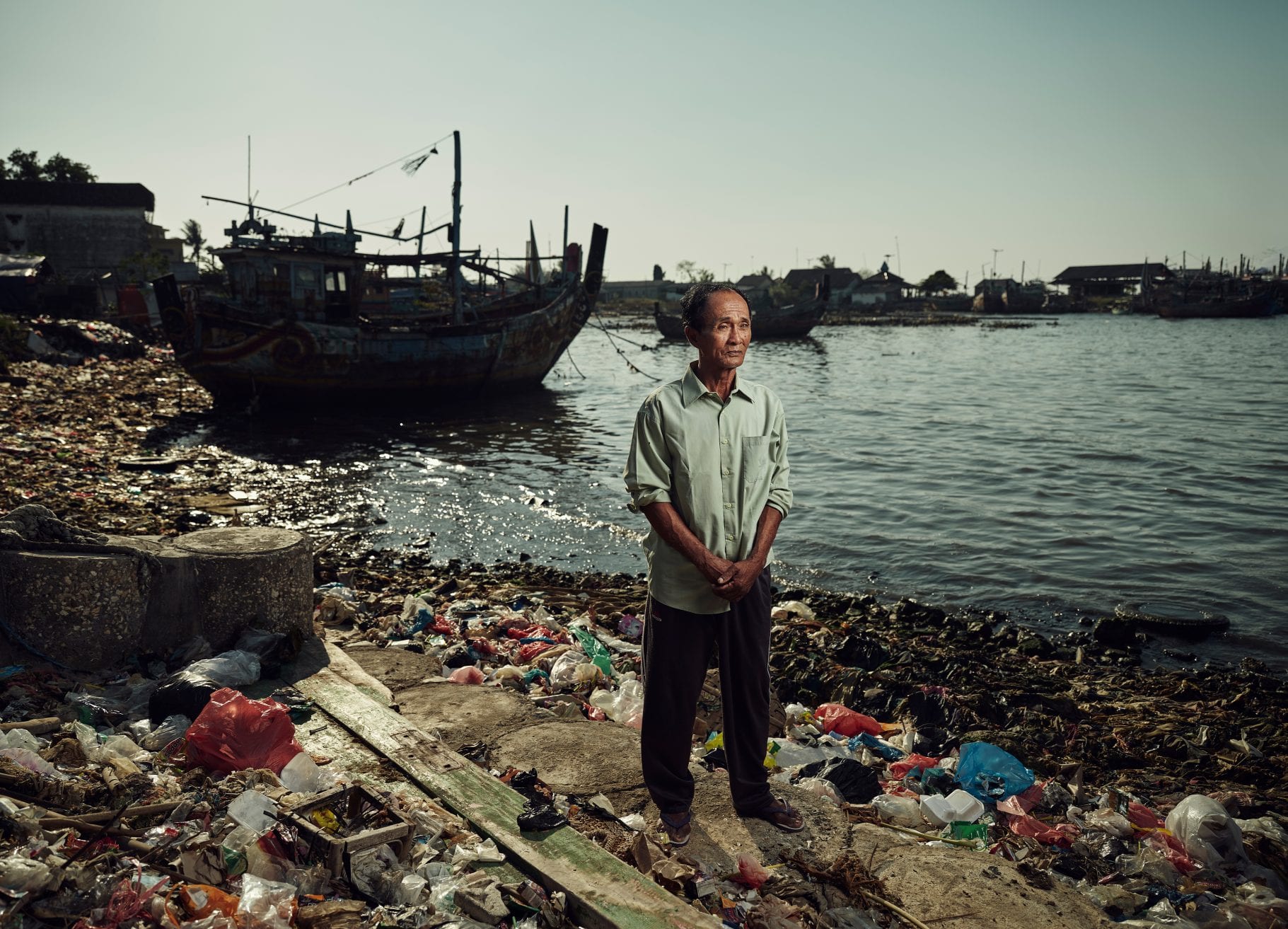 Tom Barnes Indonesia beach plastic